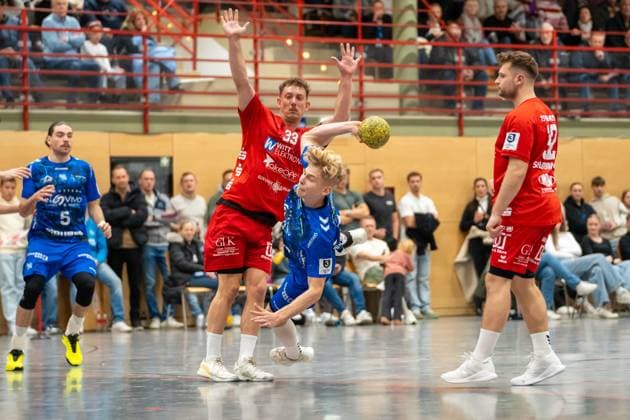 Handball I Herren I Saison 2025-2026 I 3. Liga I 12. Spieltag I TV Bittenfeld 2 - TSV Neuhausen Filder 1898 I 21.11.2025 Fabian Lucas (27, TV Bittenfeld 2) im Wurf, dahinter Lukas Fischer (33, TSV Neuhausen) Waiblingen Gemeindehalle Bittenfeld Baden-Württemberg Deutschland Copyright: xLobeca MaxxPetershansx