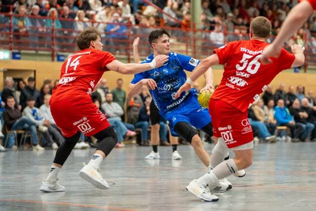 Handball I Herren I Saison 2025-2026 I 3. Liga I 12. Spieltag I TV Bittenfeld 2 - TSV Neuhausen Filder 1898 I 21.11.2025 Jan-Luca Mauch (8, TV Bittenfeld 2) mit Ball, Tobias Haag (14, TSv Neuhausen) in der Abwehr Waiblingen Gemeindehalle Bittenfeld Baden-Württemberg Deutschland Copyright: xLobeca MaxxPetershansx