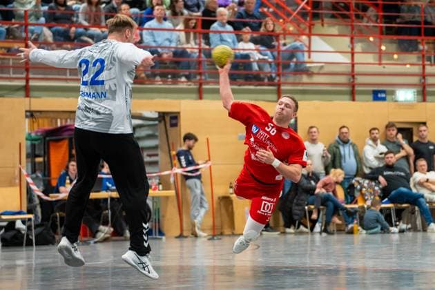 Handball I Herren I Saison 2025-2026 I 3. Liga I 12. Spieltag I TV Bittenfeld 2 - TSV Neuhausen Filder 1898 I 21.11.2025 Simon Kosak (56, TSV Neuhausen) im Wurf gegen Nick Lehmann (22, TV Bittenfeld) im Tor Waiblingen Gemeindehalle Bittenfeld Baden-Württemberg Deutschland Copyright: xLobeca MaxxPetershansx