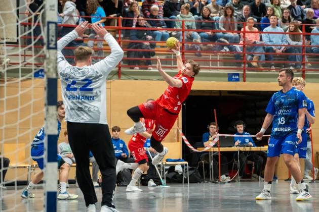 Handball I Herren I Saison 2025-2026 I 3. Liga I 12. Spieltag I TV Bittenfeld 2 - TSV Neuhausen Filder 1898 I 21.11.2025 Tobias Haag (14, TSV Neuhausen) im Wurf Waiblingen Gemeindehalle Bittenfeld Baden-Württemberg Deutschland Copyright: xLobeca MaxxPetershansx