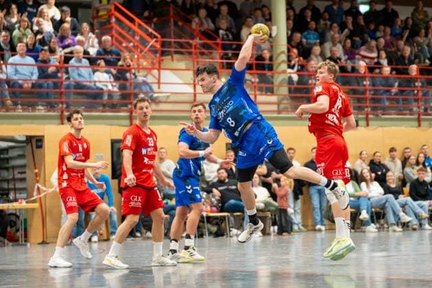 Handball I Herren I Saison 2025-2026 I 3. Liga I 12. Spieltag I TV Bittenfeld 2 - TSV Neuhausen Filder 1898 I 21.11.2025 Jan-Luca Mauch (8, TV Bittenfeld 2) im Wurf Waiblingen Gemeindehalle Bittenfeld Baden-Württemberg Deutschland Copyright: xLobeca MaxxPetershansx