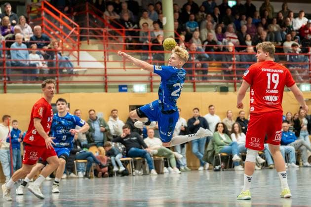 Handball I Herren I Saison 2025-2026 I 3. Liga I 12. Spieltag I TV Bittenfeld 2 - TSV Neuhausen Filder 1898 I 21.11.2025 Fabian Lucas (27, TV Bittenfeld 2) im Wurf Waiblingen Gemeindehalle Bittenfeld Baden-Württemberg Deutschland Copyright: xLobeca MaxxPetershansx