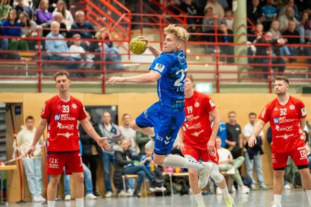 Handball I Herren I Saison 2025-2026 I 3. Liga I 12. Spieltag I TV Bittenfeld 2 - TSV Neuhausen Filder 1898 I 21.11.2025 Fabian Lucas (27, TV Bittenfeld 2) im Wurf Waiblingen Gemeindehalle Bittenfeld Baden-Württemberg Deutschland Copyright: xLobeca MaxxPetershansx