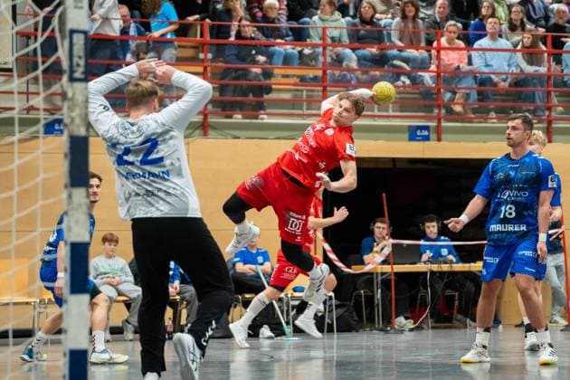 Handball I Herren I Saison 2025-2026 I 3. Liga I 12. Spieltag I TV Bittenfeld 2 - TSV Neuhausen Filder 1898 I 21.11.2025 Tobias Haag (14, TSV Neuhausen) im Wurf Waiblingen Gemeindehalle Bittenfeld Baden-Württemberg Deutschland Copyright: xLobeca MaxxPetershansx