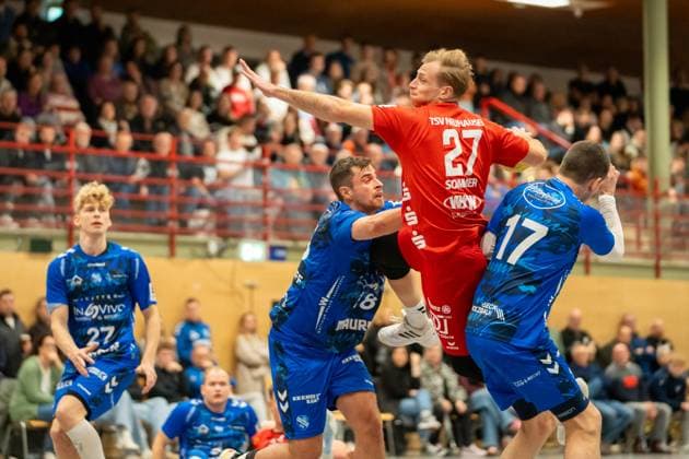 Handball I Herren I Saison 2025-2026 I 3. Liga I 12. Spieltag I TV Bittenfeld 2 - TSV Neuhausen Filder 1898 I 21.11.2025 Luis Sommer (27, TSV Neuhausen) im Wurf, Alexander Bischoff (18, TV Bittenfeld 2) und Pierre Freudl (17, TV Bittenfeld) in der Abwehr Waiblingen Gemeindehalle Bittenfeld Baden-Württemberg Deutschland Copyright: xLobeca MaxxPetershansx