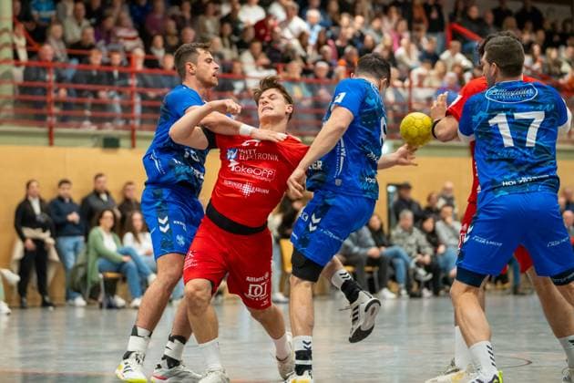 Handball I Herren I Saison 2025-2026 I 3. Liga I 12. Spieltag I TV Bittenfeld 2 - TSV Neuhausen Filder 1898 I 21.11.2025 Glenn Vincent Baumann (24, TSV Neuhausen) in der Mitte verteidigt von Alexander Bischoff (18, TV Bittenfeld 2) und Jan-Luca Mauch (8, TV Bittenfeld 2) Waiblingen Gemeindehalle Bittenfeld Baden-Württemberg Deutschland Copyright: xLobeca MaxxPetershansx