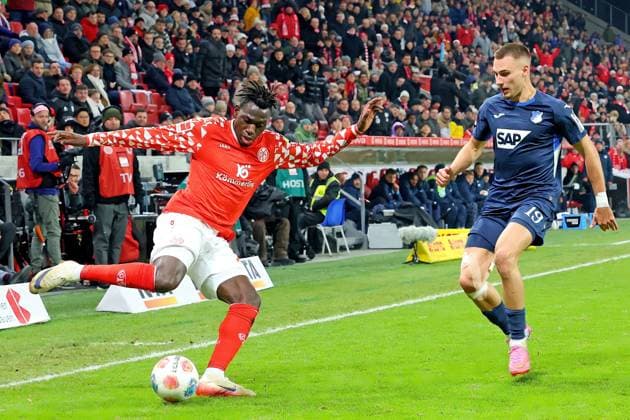 Mainz, Deutschland 21. November 2025: 1. BL - 2025 2026 - FSV Mainz 05 vs. TSG 1899 Hoffenheim Im Bild: v. li. im Zweikampf Danny da Costa (Mainz) gegen Tim Lemperle (Hoffenheim). DFL regulations prohibit any use of photographs as image sequences and or quasi-video Mewa Arena Rheinland - Pfalz Copyright: xFotostandx xRacochax