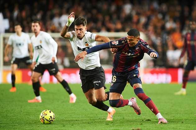 Hugo Duro (Valencia CF) and Kevin Arriaga (Levante UD) during the LaLiga EA Sports match between Valencia CF and Levante UD at Estadio de Mestalla on December 21, 2025 in Valencia, Spain. (Photo by Maria Jose Segovia DeFodi Images)