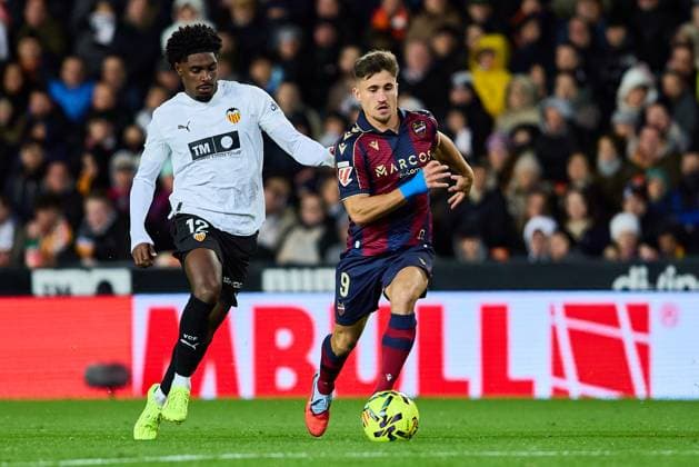 Valencia CF v Levante UD - LaLiga EA Sports VALENCIA, SPAIN - NOVEMBER 21: Thierry Correia of Valencia CF competes for the ball with Ivan Romero of Levante UD during to the LaLiga EA Sports match between Valencia CF and Levante UD Mestalla stadium on November 21, 2025 in Valencia, Spain. (Photo by Jose Torres Photo Players Images Magara Press) Valencia Estadio de Mestalla Spain Copyright: xJosexTorresx