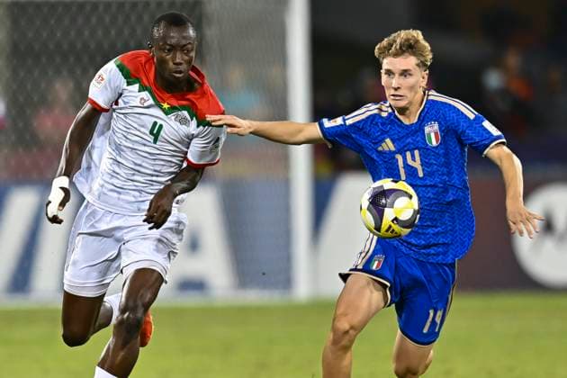 Italy v Burkina Faso : Quarter-final- FIFA U-17 World Cup Qatar 2025 Fabio Pandolfi of Italy and Issouf Dabo of Burkina Faso in action during the FIFA U-17 World Cup Qatar 2025 Quarter-final match between Italy and Burkina Faso in Doha, Qatar, on November 21, 2025. DOHA Qatar Copyright: xNOUSHADxTHEKKAYILx