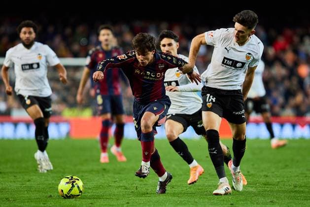 Valencia CF v Levante UD - LaLiga EA Sports VALENCIA, SPAIN - NOVEMBER 21: Carlos Alvarez of Levante UD competes for the ball with Jose Luis Garcia Pepelu Defensive Midfield of Valencia CF during to the LaLiga EA Sports match between Valencia CF and Levante UD Mestalla stadium on November 21, 2025 in Valencia, Spain. (Photo by Jose Torres Photo Players Images Magara Press) Valencia Estadio de Mestalla Spain Copyright: xJosexTorresx