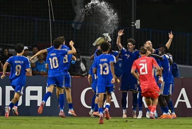 Italy v Burkina Faso : Quarter-final- FIFA U-17 World Cup Qatar 2025 Players of Italy celebrate after winning the FIFA U-17 World Cup Qatar 2025 Quarter-final match between Italy and Burkina Faso in Doha, Qatar, on November 21, 2025. DOHA Qatar Copyright: xNOUSHADxTHEKKAYILx