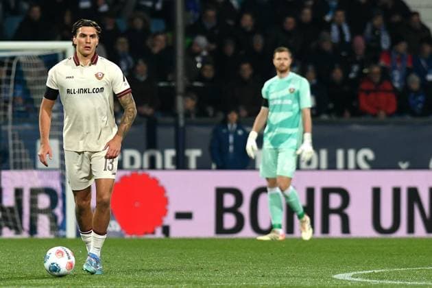 Julian Pauli (Dynamo Dresden) in Aktion, am Ball, Einzelaktion waehrend des Spiels der 2. Bundesliga zwischen VfL Bochum und Dynamo Dresden, Vonovia Ruhrstadion am 21. November 2025 in Bochum, Deutschland. (Foto von Ralf Treese DeFodi Images) +++ Julian Pauli (Dynamo Dresden) controls the ball during the 2. Bundesliga match between VfL Bochum and Dynamo Dresden at Vonovia Ruhrstadion on November 21, 2025 in Bochum, Germany. (Photo by Ralf Treese DeFodi Images) (Photo by Ralf Treese DeFodi Images)