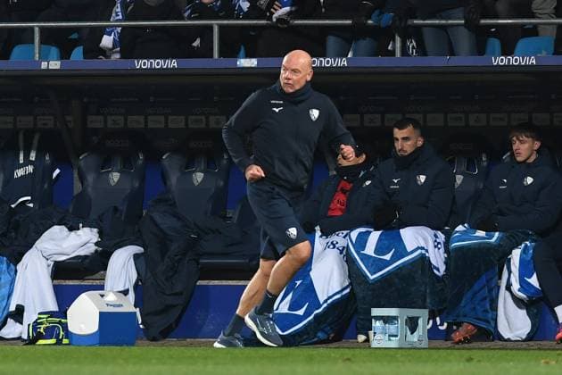 Trainer Uwe Rösler (VfL Bochum) schaut waehrend des Spiels der 2. Bundesliga zwischen VfL Bochum und Dynamo Dresden, Vonovia Ruhrstadion am 21. November 2025 in Bochum, Deutschland. (Foto von Ralf Treese DeFodi Images) +++ Trainer Uwe Rösler (VfL Bochum) looks on during the 2. Bundesliga match between VfL Bochum and Dynamo Dresden at Vonovia Ruhrstadion on November 21, 2025 in Bochum, Germany. (Photo by Ralf Treese DeFodi Images) (Photo by Ralf Treese DeFodi Images)