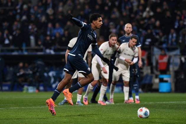 Francis Onyeka (VfL Bochum) in Aktion, am Ball, Einzelaktion, beim Elfmeter waehrend des Spiels der 2. Bundesliga zwischen VfL Bochum und Dynamo Dresden, Vonovia Ruhrstadion am 21. November 2025 in Bochum, Deutschland. (Foto von Ralf Treese DeFodi Images) +++ Francis Onyeka (VfL Bochum) controls the ball during the 2. Bundesliga match between VfL Bochum and Dynamo Dresden at Vonovia Ruhrstadion on November 21, 2025 in Bochum, Germany. (Photo by Ralf Treese DeFodi Images) (Photo by Ralf Treese DeFodi Images)
