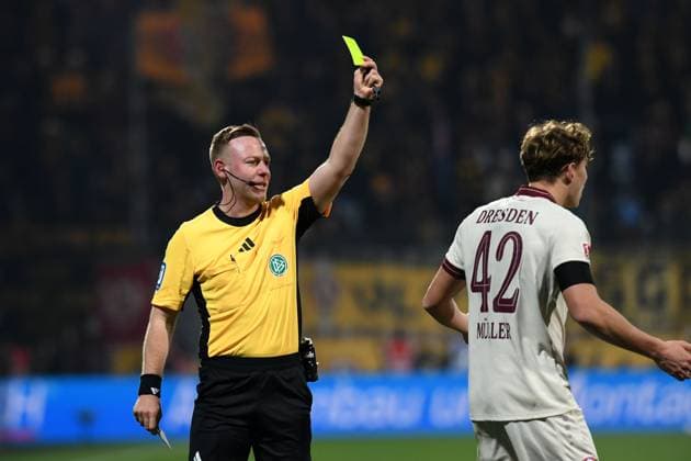 Schiedsrichter Lars Erbst zeigt Friedrich Müller (Dynamo Dresden) die gelbe Karte waehrend des Spiels der 2. Bundesliga zwischen VfL Bochum und Dynamo Dresden, Vonovia Ruhrstadion am 21. November 2025 in Bochum, Deutschland. (Foto von Ralf Treese DeFodi Images) +++ Schiedsrichter Lars Erbst shows the yellow card to Friedrich Müller (Dynamo Dresden) during the 2. Bundesliga match between VfL Bochum and Dynamo Dresden at Vonovia Ruhrstadion on November 21, 2025 in Bochum, Germany. (Photo by Ralf Treese DeFodi Images) (Photo by Ralf Treese DeFodi Images)