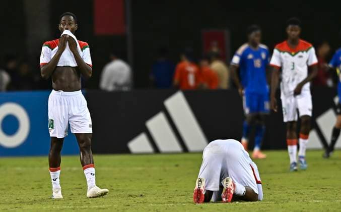 Italy v Burkina Faso : Quarter-final- FIFA U-17 World Cup Qatar 2025 Burkina Faso players appears dejected after the FIFA U-17 World Cup Qatar 2025 Quarter-final match between Italy and Burkina Faso in Doha, Qatar, on November 21, 2025. DOHA Qatar Copyright: xNOUSHADxTHEKKAYILx