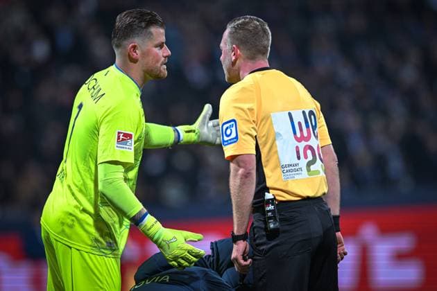 Deutschland, Fußball, 2. Bundesliga, 13. Spieltag, 2025 2026, VfL Bochum vs Dynamo Dresden, 21.11.2025, Vonovia Ruhrstadion, Bochum, Deutschland, Timo Horn (VfL Bochum, 1) im Gespräch mit Lars Erbst (Schiedsrichter)