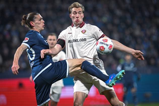 Deutschland, Fußball, 2. Bundesliga, 13. Spieltag, 2025 2026, VfL Bochum vs Dynamo Dresden, 21.11.2025, Vonovia Ruhrstadion, Bochum, Deutschland, Noah Loosli (VfL Bochum, 20) klärt vor Vincent Vermeij (Dynamo Dresden, 9)