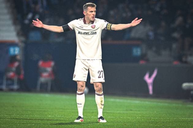 Deutschland, Fußball, 2. Bundesliga, 13. Spieltag, 2025 2026, VfL Bochum vs Dynamo Dresden, 21.11.2025, Vonovia Ruhrstadion, Bochum, Deutschland, Niklas Hauptmann (Dynamo Dresden, 27) reklamiert