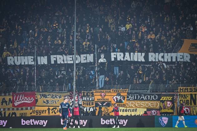 Deutschland, Fußball, 2. Bundesliga, 13. Spieltag, 2025 2026, VfL Bochum vs Dynamo Dresden, 21.11.2025, Vonovia Ruhrstadion, Bochum, Deutschland, Banner der Fans von Dynamo Dresden in Gedenken an Frank Richter