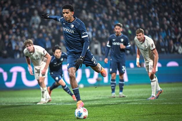 Deutschland, Fußball, 2. Bundesliga, 13. Spieltag, 2025 2026, VfL Bochum vs Dynamo Dresden, 21.11.2025, Vonovia Ruhrstadion, Bochum, Deutschland, Francis Onyeka (VfL Bochum, 21) bei der Ausführungs des Elfmeters
