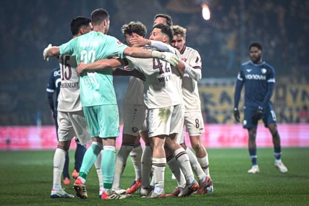 Deutschland, Fußball, 2. Bundesliga, 13. Spieltag, 2025 2026, VfL Bochum vs Dynamo Dresden, 21.11.2025, Vonovia Ruhrstadion, Bochum, Deutschland, Dresdner Mannschaft jubelt nach dem Schlusspfiff