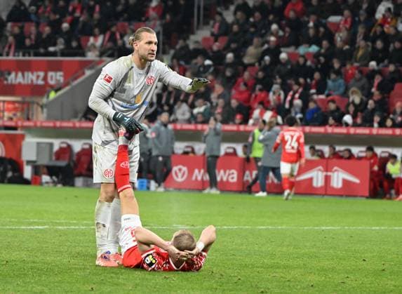 Fussball-Bundesliga - Saison 2025 2026 Mewa-Arena Mainz - 21.11.2025 1. FSV Mainz 05 (mz) - TSG Hoffenheim (hof) 1:1 Torwart Robin ZENTNER (1. FSV Mainz 05), hilft Andreas HANCHE-OLSEN (1. FSV Mainz 05) DFL REGULATIONS PROHIBIT ANY USE OF PHOTOGRAPHS AS IMAGE SEQUENCES AND OR QUASI VIDEO EDITORIAL USE ONLY NATIONAL AND INTERNATIONAL NEWS AGENCIES OUT Fussball-Bundesliga - 1. FSV Mainz 05