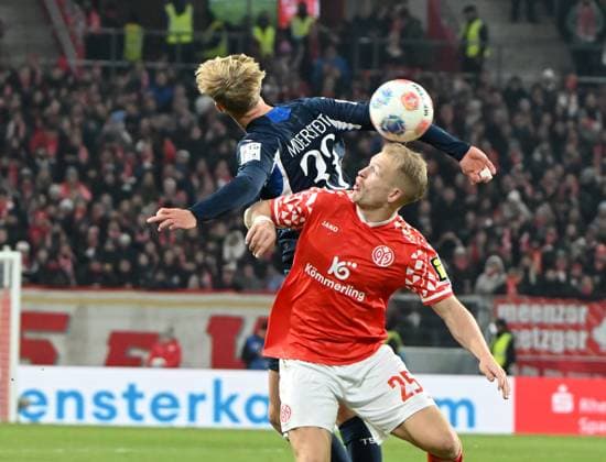 Fussball-Bundesliga - Saison 2025 2026 Mewa-Arena Mainz - 21.11.2025 1. FSV Mainz 05 (mz) - TSG Hoffenheim (hof) 1:1 Andreas HANCHE-OLSEN (1. FSV Mainz 05), vorne - Vladimir COUFAL (TSG 1899 Hoffenheim) DFL REGULATIONS PROHIBIT ANY USE OF PHOTOGRAPHS AS IMAGE SEQUENCES AND OR QUASI VIDEO EDITORIAL USE ONLY NATIONAL AND INTERNATIONAL NEWS AGENCIES OUT Fussball-Bundesliga - 1. FSV Mainz 05