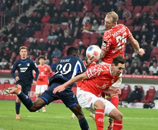 Fussball-Bundesliga - Saison 2025 2026 Mewa-Arena Mainz - 21.11.2025 1. FSV Mainz 05 (mz) - TSG Hoffenheim (hof) 1:1 V.li: Bazoumana TOURE (TSG 1899 Hoffenheim), Andreas HANCHE-OLSEN (1. FSV Mainz 05) und Dominik KOHR (1. FSV Mainz 05) DFL REGULATIONS PROHIBIT ANY USE OF PHOTOGRAPHS AS IMAGE SEQUENCES AND OR QUASI VIDEO EDITORIAL USE ONLY NATIONAL AND INTERNATIONAL NEWS AGENCIES OUT Fussball-Bundesliga - 1. FSV Mainz 05
