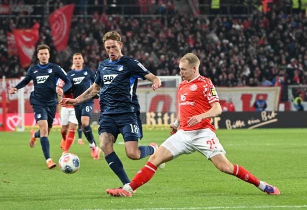 Fussball-Bundesliga - Saison 2025 2026 Mewa-Arena Mainz - 21.11.2025 1. FSV Mainz 05 (mz) - TSG Hoffenheim (hof) 1:1 Wouter BURGER (TSG 1899 Hoffenheim), li _ Andreas HANCHE-OLSEN (1. FSV Mainz 05) DFL REGULATIONS PROHIBIT ANY USE OF PHOTOGRAPHS AS IMAGE SEQUENCES AND OR QUASI VIDEO EDITORIAL USE ONLY NATIONAL AND INTERNATIONAL NEWS AGENCIES OUT Fussball-Bundesliga - 1. FSV Mainz 05