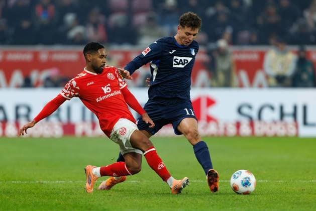 Phillipp Mwene (FSV Mainz 05) im Zweikampf mit Fisnik Asllani (TSG Hoffenheim), FSV Mainz 05 vs TSG Hoffenheim, Fussball, 1. Bundesliga, 11. Spieltag, Saison 2025 2026, 21.11.2025 DFB regulations prohibit any use of photographs as image sequences and or quasi-video. FSV Mainz 05 vs TSG Hoffenheim, Fussball, 1. Bundesliga, 11. Spieltag, Saison 2025 2026, 21.11.2025 Copyright: xEibner-Pressefoto AlexanderxNeisx EP_ANS