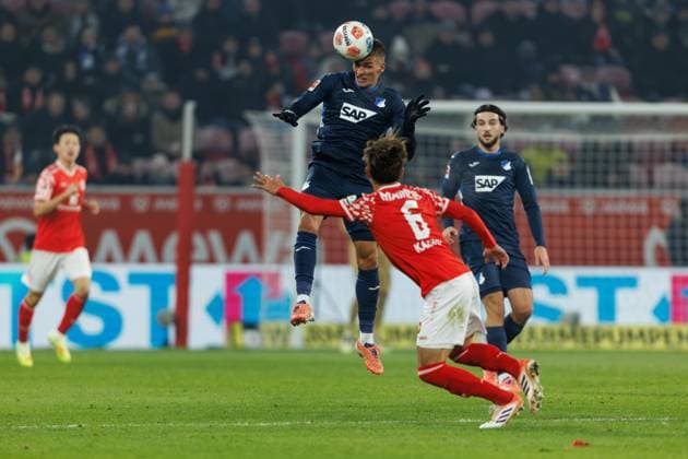 Grischa Proemel (TSG Hoffenheim) im Zweikampf mit Kaishu Sano (FSV Mainz 05), FSV Mainz 05 vs TSG Hoffenheim, Fussball, 1. Bundesliga, 11. Spieltag, Saison 2025 2026, 21.11.2025 DFB regulations prohibit any use of photographs as image sequences and or quasi-video. FSV Mainz 05 vs TSG Hoffenheim, Fussball, 1. Bundesliga, 11. Spieltag, Saison 2025 2026, 21.11.2025 Copyright: xEibner-Pressefoto AlexanderxNeisx EP_ANS