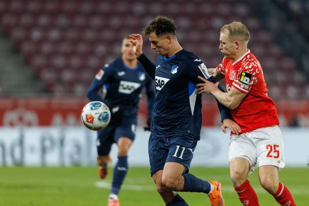Fisnik Asllani (TSG Hoffenheim) im Zweikampf mit Andreas Hanche Olsen (FSV Mainz 05), FSV Mainz 05 vs TSG Hoffenheim, Fussball, 1. Bundesliga, 11. Spieltag, Saison 2025 2026, 21.11.2025 DFB regulations prohibit any use of photographs as image sequences and or quasi-video. FSV Mainz 05 vs TSG Hoffenheim, Fussball, 1. Bundesliga, 11. Spieltag, Saison 2025 2026, 21.11.2025 Copyright: xEibner-Pressefoto AlexanderxNeisx EP_ANS