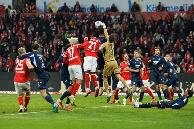 Oliver Baumann (TSG Hoffenheim) klaert vor Bendeict Hollerbach (FSV Mainz 05) und Danny Da Costa (FSV Mainz 05), FSV Mainz 05 vs TSG Hoffenheim, Fussball, 1. Bundesliga, 11. Spieltag, Saison 2025 2026, 21.11.2025 DFB regulations prohibit any use of photographs as image sequences and or quasi-video. FSV Mainz 05 vs TSG Hoffenheim, Fussball, 1. Bundesliga, 11. Spieltag, Saison 2025 2026, 21.11.2025 Copyright: xEibner-Pressefoto AlexanderxNeisx EP_ANS
