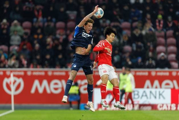Wouter Burger (TSG Hoffenheim) im Kopfballduell mit Sota Kaeasaki (FSV Mainz 05), FSV Mainz 05 vs TSG Hoffenheim, Fussball, 1. Bundesliga, 11. Spieltag, Saison 2025 2026, 21.11.2025 DFB regulations prohibit any use of photographs as image sequences and or quasi-video. FSV Mainz 05 vs TSG Hoffenheim, Fussball, 1. Bundesliga, 11. Spieltag, Saison 2025 2026, 21.11.2025 Copyright: xEibner-Pressefoto AlexanderxNeisx EP_ANS