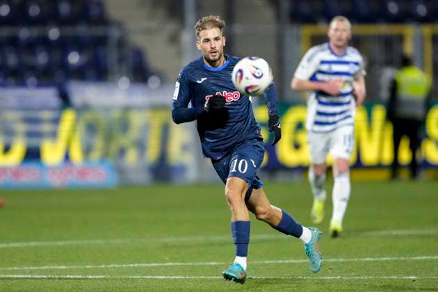 Luka Djuric (Duric, TSG II, 10), am Ball, Freisteller, Ganzkörper, Einzelbild, Einzelfoto, Aktion, Action, 21.11.2025, Sinsheim (Deutschland), Fussball, 3. Liga, TSG 1899 Hoffenheim II - MSV Duisburg, DFB DFL REGULATIONS PROHIBIT ANY USE OF PHOTOGRAPHS AS IMAGE SEQUENCES AND OR QUASI-VIDEO. *** Luka Djuric Duric, TSG II, 10 , on the ball, cropped, full body, single image, single photo, action, action, 21 11 2025, Sinsheim Germany , Football, 3 Liga, TSG 1899 Hoffenheim II MSV Duisburg, DFB DFL REGULATIONS PROHIBIT ANY USE OF PHOTOGRAPHS AS IMAGE SEQUENCES AND OR QUASI VIDEO xozx