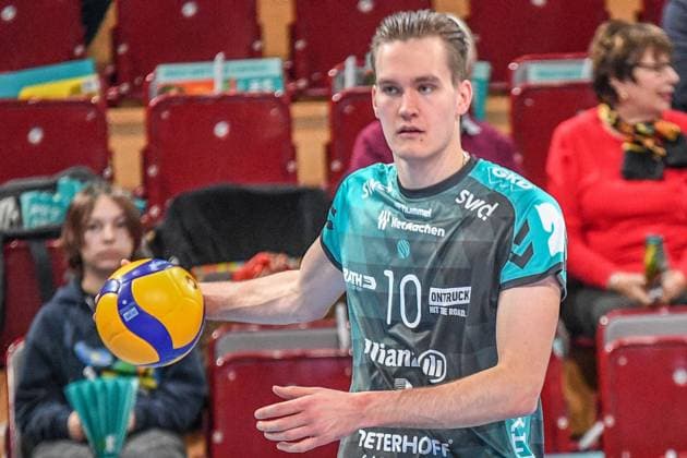 Petteri Samuli Tyynismaa (Powervolleys Düren, 10) beim Aufwärmen, Aufwärmprogramm, Warmlaufen vor dem Spiel, Aktion, Action,, 21.11.2025, Düren (Deutschland), Volleyball, 1. Bundesliga Männer, SWD Powervolleys Düren - SVG Lüneburg