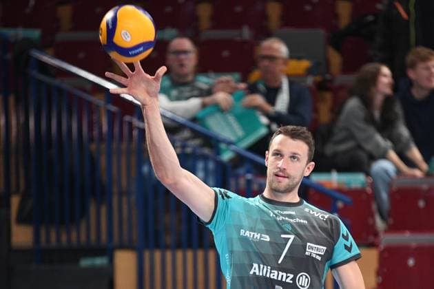 Jordan Alexander Canham (Powervolleys Düren, 7) beim Aufwärmen, Aufwärmprogramm, Warmlaufen vor dem Spiel, Aktion, Action,, 21.11.2025, Düren (Deutschland), Volleyball, 1. Bundesliga Männer, SWD Powervolleys Düren - SVG Lüneburg