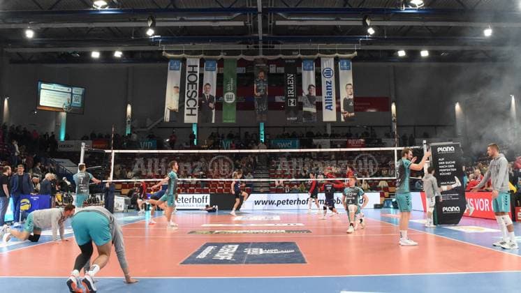 Spieler von Düren und Lüneburg beim Aufwärmen, Aufwärmprogramm, Warmlaufen vor dem Spiel, Aktion, Action,, 21.11.2025, Düren (Deutschland), Volleyball, 1. Bundesliga Männer, SWD Powervolleys Düren - SVG Lüneburg