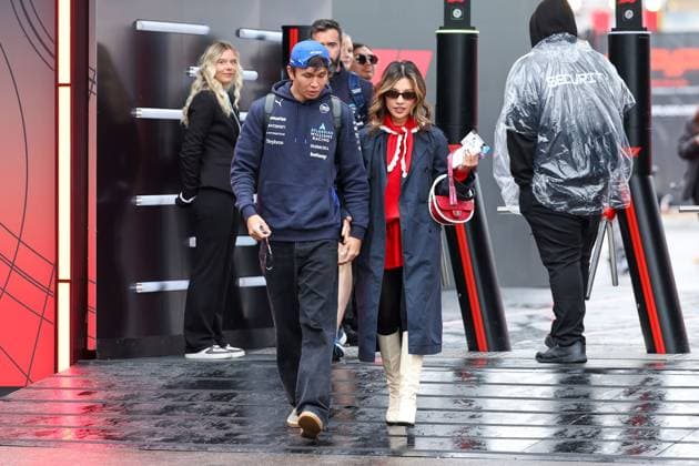 Partnerin Lily Muni He und Alexander Albon (Atlassian Williams Racing 23) kommt am Paddock an, Grosser Preis von Las Vegas, Motorsport, Herren, Formel 1, 3. Freies Training, 21.11.2025 Las Vegas Nevada USA