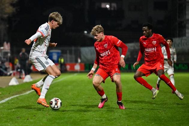 Regionalliga Bayern; TSV Buchbach - FC Bayern München II; 21.11.2025 Buchbach, DEUTSCHLAND - 21. NOVEMBER: im Duell Guido Della ROVERE (FC Bayern München II 10) und Alexander MEHRING (TSV Buchbach 33) beim Ligaspiel zwischen dem TSV Buchbach und dem FC Bayern München II am 19. Spieltag der Regionalliga Bayern in der SMR-Arena am 21.11.2025 Copyright: xBEAUTIFULxSPORTS Goldbergx