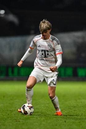 Regionalliga Bayern; TSV Buchbach - FC Bayern München II; 21.11.2025 Buchbach, DEUTSCHLAND - 21. NOVEMBER: am Ball Guido Della ROVERE (FC Bayern München II 10) beim Ligaspiel zwischen dem TSV Buchbach und dem FC Bayern München II am 19. Spieltag der Regionalliga Bayern in der SMR-Arena am 21.11.2025 Copyright: xBEAUTIFULxSPORTS Goldbergx