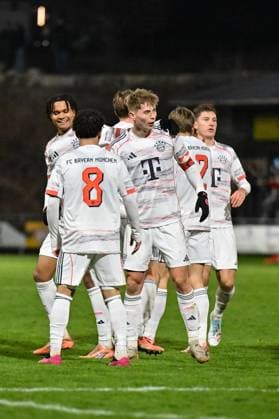 Regionalliga Bayern; TSV Buchbach - FC Bayern München II; 21.11.2025 Buchbach, DEUTSCHLAND - 21. NOVEMBER: Jubel der Bayern Amateure nach dem Treffer zum 1-1 durch Anton HEINZ (FC Bayern München II 7) Tor Torschuetze Freude Happy beim Ligaspiel zwischen dem TSV Buchbach und dem FC Bayern München II am 19. Spieltag der Regionalliga Bayern in der SMR-Arena am 21.11.2025 Copyright: xBEAUTIFULxSPORTS Goldbergx
