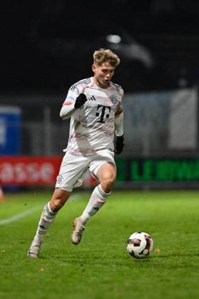 Regionalliga Bayern; TSV Buchbach - FC Bayern München II; 21.11.2025 Buchbach, DEUTSCHLAND - 21. NOVEMBER: am Ball Anton HEINZ (FC Bayern München II 7) Einzelfoto Freisteller beim Ligaspiel zwischen dem TSV Buchbach und dem FC Bayern München II am 19. Spieltag der Regionalliga Bayern in der SMR-Arena am 21.11.2025 Copyright: xBEAUTIFULxSPORTS Goldbergx