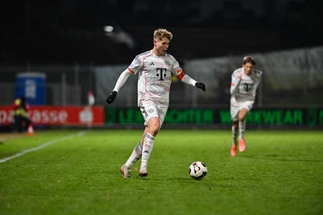 Regionalliga Bayern; TSV Buchbach - FC Bayern München II; 21.11.2025 Buchbach, DEUTSCHLAND - 21. NOVEMBER: am Ball Anton HEINZ (FC Bayern München II 7) Einzelfoto Freisteller beim Ligaspiel zwischen dem TSV Buchbach und dem FC Bayern München II am 19. Spieltag der Regionalliga Bayern in der SMR-Arena am 21.11.2025 Copyright: xBEAUTIFULxSPORTS Goldbergx