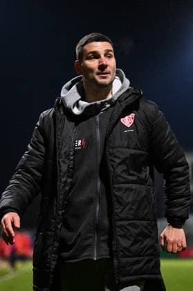 Regionalliga Bayern; TSV Buchbach - FC Bayern München II; 21.11.2025 Buchbach, DEUTSCHLAND - 21. NOVEMBER: im Bild Aleksandro PETROVIC - Trainer TSV Buchbach Einzelfoto Freisteller beim Ligaspiel zwischen dem TSV Buchbach und dem FC Bayern München II am 19. Spieltag der Regionalliga Bayern in der SMR-Arena am 21.11.2025 Copyright: xBEAUTIFULxSPORTS Goldbergx