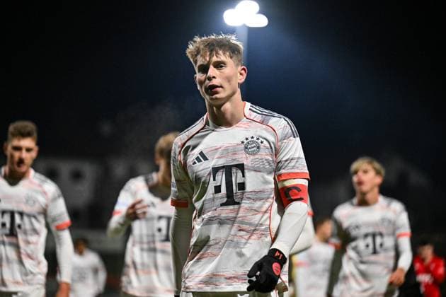 Regionalliga Bayern; TSV Buchbach - FC Bayern München II; 21.11.2025 Buchbach, DEUTSCHLAND - 21. NOVEMBER: im Bild Anton HEINZ (FC Bayern München II 7) Einzelfoto Freisteller beim Ligaspiel zwischen dem TSV Buchbach und dem FC Bayern München II am 19. Spieltag der Regionalliga Bayern in der SMR-Arena am 21.11.2025 Copyright: xBEAUTIFULxSPORTS Goldbergx