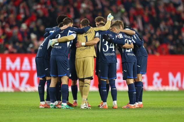 21.11.2025, Fussball Bundesliga, 1. FSV Mainz 05 - TSG 1899 Hoffenheim, emonline, emspor, v.l., Mannschaftskreis vor dem Spiel DFL DFB REGULATIONS PROHIBIT ANY USE OF PHOTOGRAPHS AS IMAGE SEQUENCES AND OR QUASI-VIDEO. xdcx Copyright: HMBxMedia Claus