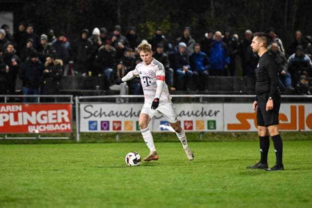 Regionalliga Bayern; TSV Buchbach - FC Bayern München II; 21.11.2025 buchbach, DEUTSCHLAND - 21. NOVEMBER: in dieser Szene läuft Anton HEINZ (FC Bayern München II 7) zum Freistoss an, der zum 1-3 führt Tor Torschuetze Freude Happy beim Ligaspiel zwischen dem TSV Buchbach und dem FC Bayern München II am 19. Spieltag der Regionalliga Bayern in der SMR-Arena am 21.11.2025 Copyright: xBEAUTIFULxSPORTS Goldbergx